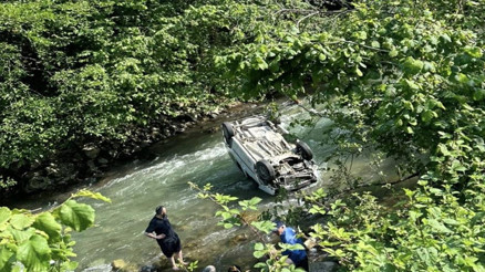 Trabzonda araç dereye düştü: 2 ölü, 1 yaralı