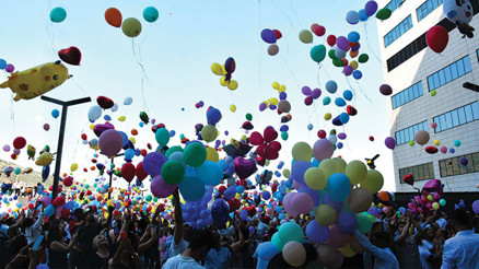İzmir’de balonlar kanser tedavisi gören çocuklar için uçturuldu İzmir’de balonlar kanser tedavisi gören çocuklar için uçturuldu