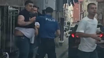 4 yaşındaki yeğeninin bulunduğu araca saldırdı