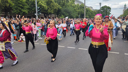 Berlin Kültürler Karnavalı’nda renkli görüntüler
