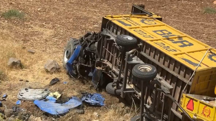 Şanlıurfada feci kaza Römorkun altında kalan 2 kişi hayatını kaybetti