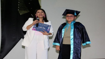 Deprem faciası küçük Aydını yıldırmadı Kolu ampute olan Aydın, Çocuk Üniversitesini bitirdi, hayali pilot olmak