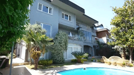 Göz alıcı havuz, yeşillikler içinde ev Ünlü türkücü eşi ve oğluyla 2 katlı bu villada yaşıyor Göz alıcı havuz, yeşillikler içinde ev Ünlü türkücü eşi ve oğluyla 2 katlı bu villada yaşıyor