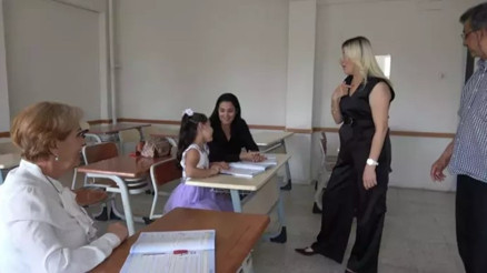 Kübalı gelin, annesi ve kızıyla Türkçe öğrenmeye başladı