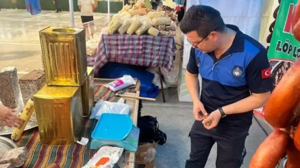 Son kullanma tarihi geçmiş ürünlere yeniden etiket bastılar, tavuk sucuğunu boğa resmi koyarak sattılar