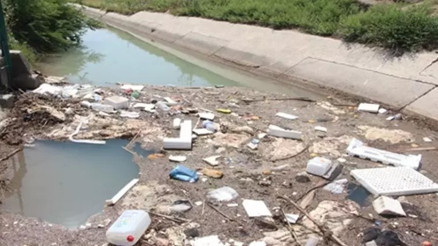 Kurban atıkları kanallara atıldı, kötü görüntü ve koku sağlığı tehdit ediyor