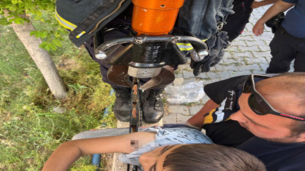 Korku dolu anlar Çocuğun koluna korkuluk demiri saplandı