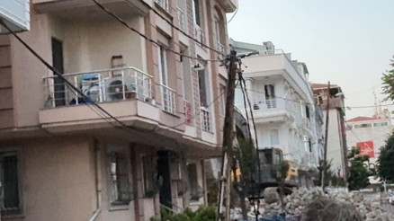 Avcılarda kısmen çöken binanın yıkımına devam edilirken elektrik ve internet kabloları koptu