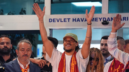 Leroy Sane resmen Galatasarayda Dün gece İstanbula geldi, uçağını 1 milyon kişi canlı izledi