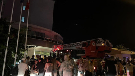5 yıldızlı oteldeki yangında tahliye edilen 622 turist civar otellere yerleştirildi 5 yıldızlı oteldeki yangında tahliye edilen 622 turist civar otellere yerleştirildi