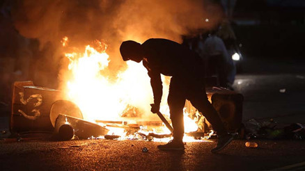 Kuzey İrlandada sokaklar alev alev Göçmen karşıtı protestolar 3. gününde