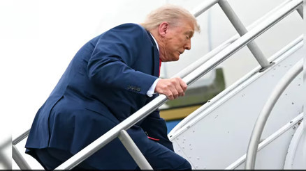 Trump uçağa binerken tökezledi: Sağlık durumu tartışma yarattı Foley katateri kullanıyor iddiası