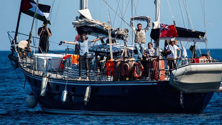 Madleen gemisindeki aktivistler havalimanına götürüldü: 2 Türk de aralarında Madleen gemisindeki aktivistler havalimanına götürüldü: 2 Türk de aralarında