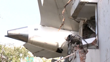 Hindistan’da doktorların kaldığı binaya çarpan uçağın enkazı görüntülendi