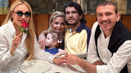 Tanıştıklarında Işıl 18 Rüştü 23 yaşındaydı... Daha çocuktuk… 28 yıl sonra hâlâ el eleyiz Tanıştıklarında Işıl 18 Rüştü 23 yaşındaydı... Daha çocuktuk… 28 yıl sonra hâlâ el eleyiz