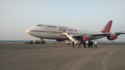 Air India uçağında bomba ihbarı: Acil iniş yaptı... Yolcular tahliye edildi