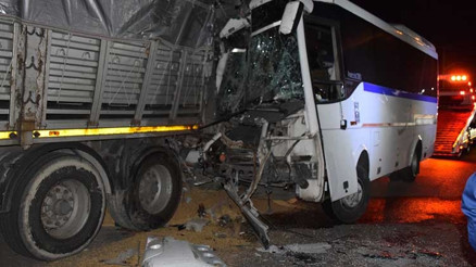 Manisada işçi servisinin park halindeki tıra çarptığı kazada 20 kişi yaralandı
