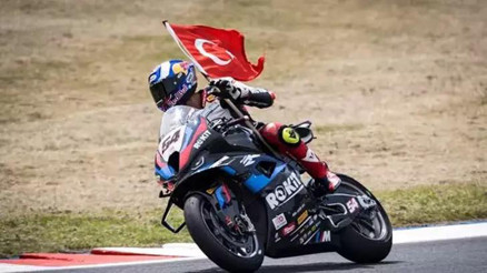 Milli motosikletçi Toprak Razgatlıoğlu, İtalyada kazanarak tarihe geçti