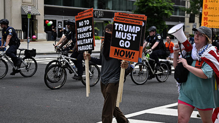 ABDde milyonlarca kişi Krallara hayır diyerek Trump yönetimini protesto etti