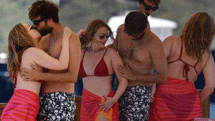 Ünlü oyuncu ve sevgilisi tatilde aşka geldi