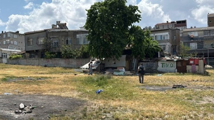 İstanbulda boş arazide cesed bulundu, yere yığıldığı anlar kameraya böyle yansıdı