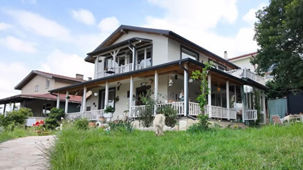 Ünlü oyuncu İstanbulu terk edip köyüne döndü... Artık sıfırdan inşa ettiği bu evde yaşıyor