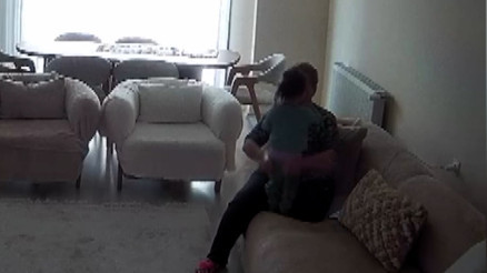 2 yaşındaki çocuğa şiddet uygulayan bakıcıya 2 yıl 7 ay hapis ve tahliye