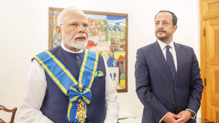 Hint savaş gemilerine liman açtı: Rumlar’dan Modi’ye Makaryos nişanı