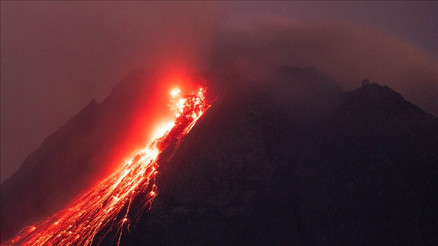 Endonezyada yanardağ patlaması: Gökyüzü kül bulutlarıyla kaplandı Uçak seferleri iptal edildi