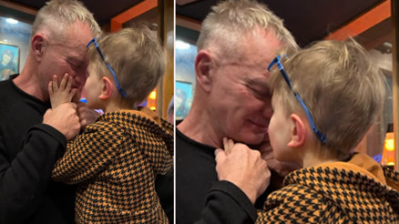 Efsane şarkıcı ne muhteşem bir dede olmuş... Dokuz yaşındaki torunu hem duyamıyor, hem konuşamıyor... Bu sevginin sözcüklere hiç ihtiyacı yok