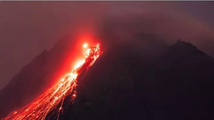 Endonezya’daki yanardağ patlaması nedeniyle uluslararası uçak seferleri iptal edildi