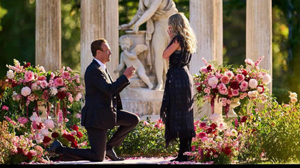 Evlenmeye 45 yaşında ikna oldu… Sevdiğinin parmağına yüzüğü gül bahçesinde taktı