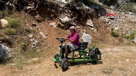 Anneleri için traktör yaptılar