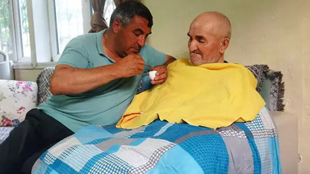 Kayseride örnek evlat 6 yıldır felçli babasına bakıyor O benim her şeyim