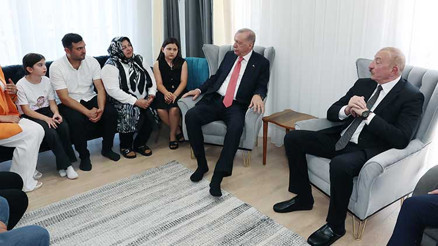Erdoğan ve Aliyevden Kahramanmaraşta depremzede bir aileyi ziyaret