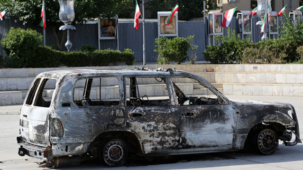 İsrail’in saldırısında hedef alınan ambulans Tahran’da sergileniyor