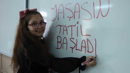 20 milyonu aşkın öğrenci için karne zili çaldı Okullarda yeniden zorunlu oluyor Yönetmelik değişti