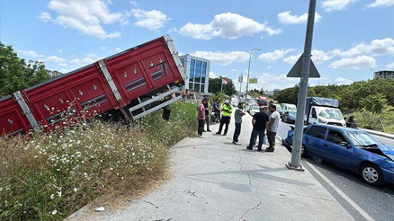 Sancaktepede zincirleme trafik kazası: 2 kişi yaralandı