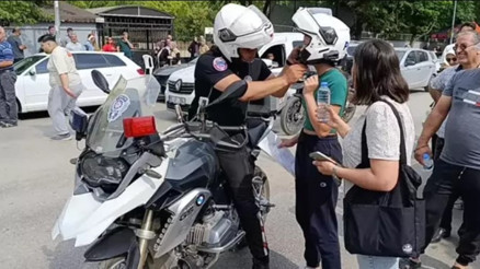 Kimliğini düşüren gencin imdadına yunus polisler yetişti