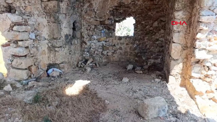 Tarihi kilisenin taşlarını söküp, bölgede mangal yapmışlar