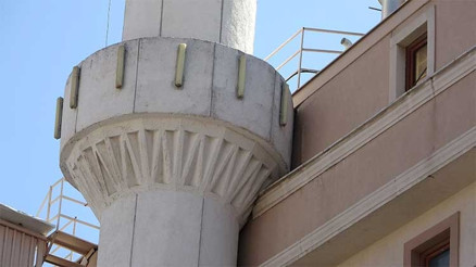 Pendik’te ilginç mimari... Cami minaresi ile bina iç içe