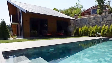 Huzur dolu bir yuva... Ünlü türkücü bağ evinin kapılarını açtı