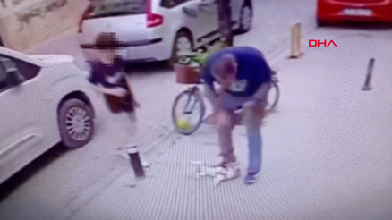 Köpeği yere atıp, boğazını sıktı: O anlar kamerada