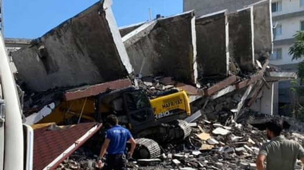 Yıkım sırasında 7 katlı bina devrildi: İş makinesi altında kaldı