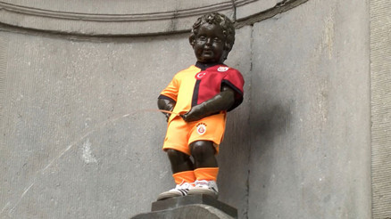 406 yıllık Manneken Pis heykeline Galatasaray forması giydirildi