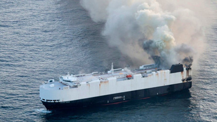 Kargo gemisi yandı 3 binden fazla araç ile sulara gömüldü