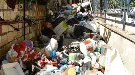 6 katlı binadan 20 kamyon çöp çıktı