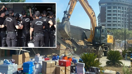 Kaçak yapıların yıkımında gerginlik Kendilerini yakmaya kalktılar