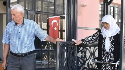 Böbrek hastası 51 yıllık eşi için üç katlı binanın dışına asansör yaptırdı