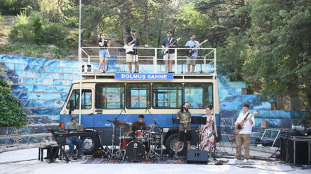 Bu dolmuşun içi dışı müzik... Bu dolmuşun içi dışı müzik...